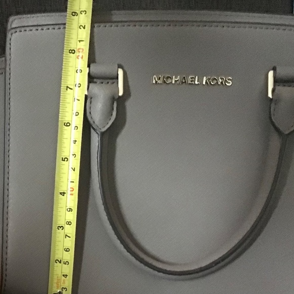 MICHAEL KORS | Selma Bag Taupe Leather - Picture 12 of 13